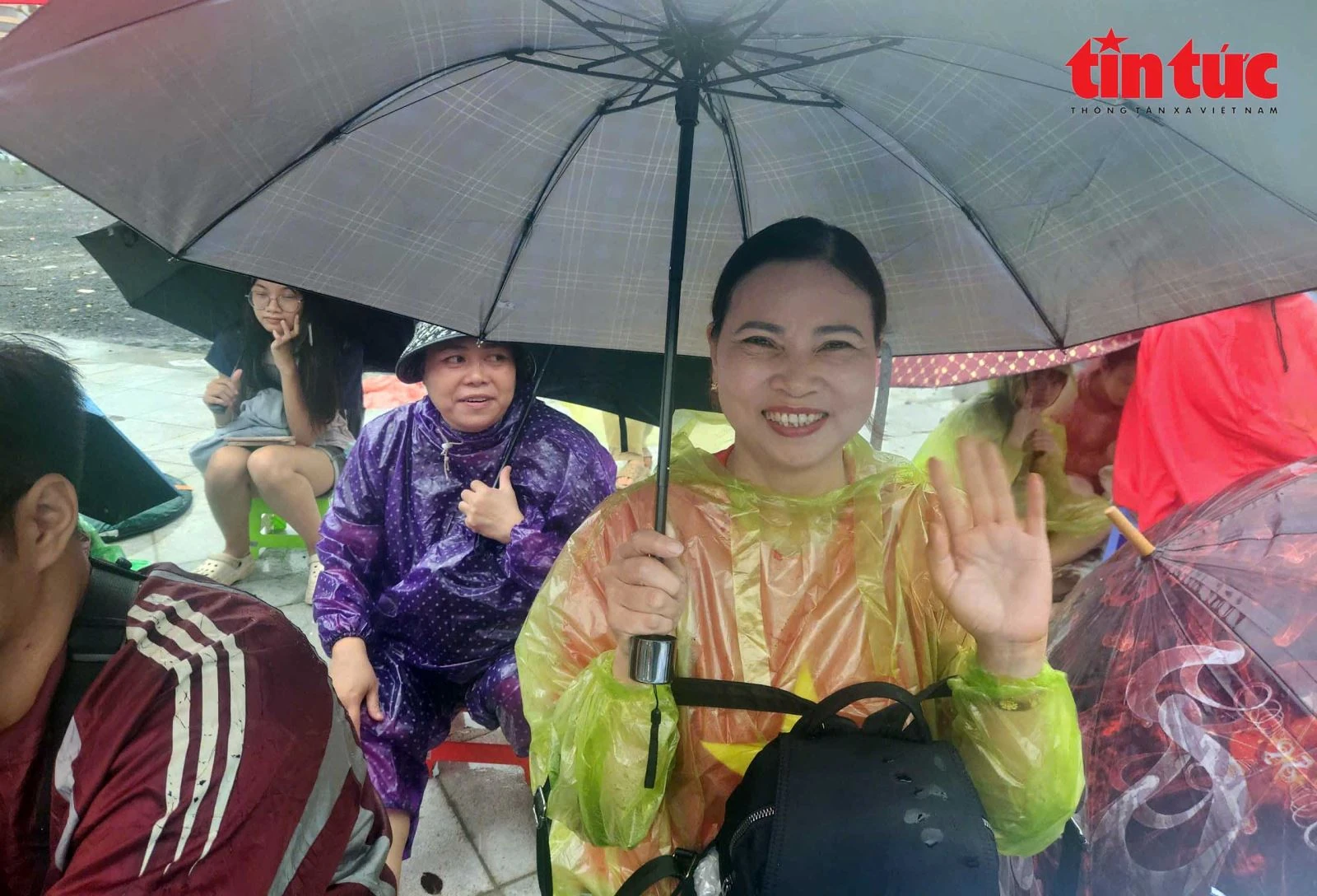 Người dân đội mưa từ sáng sớm, chọn chỗ ngồi đẹp chờ xem diễu binh A80