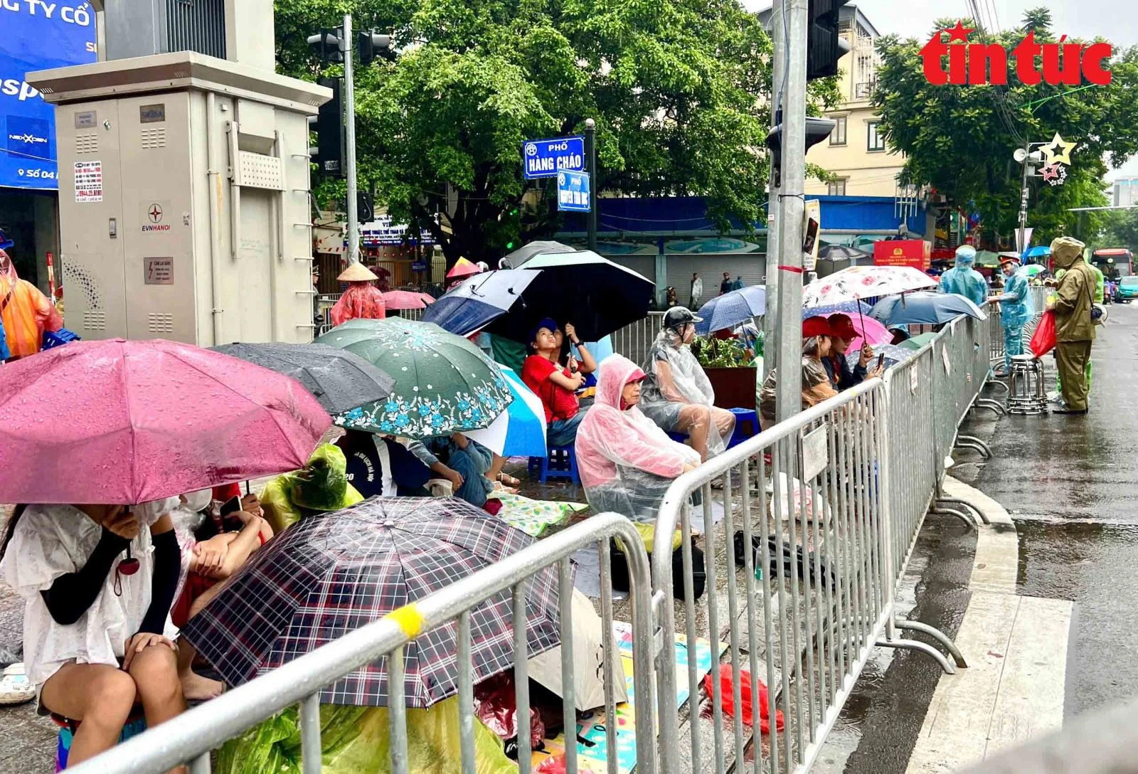 Người dân đội mưa từ sáng sớm, chọn chỗ ngồi đẹp chờ xem diễu binh A80