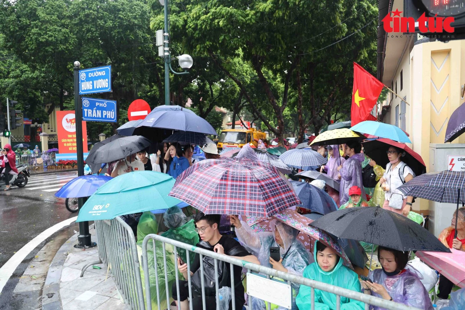 Người dân đội mưa từ sáng sớm, chọn chỗ ngồi đẹp chờ xem diễu binh A80