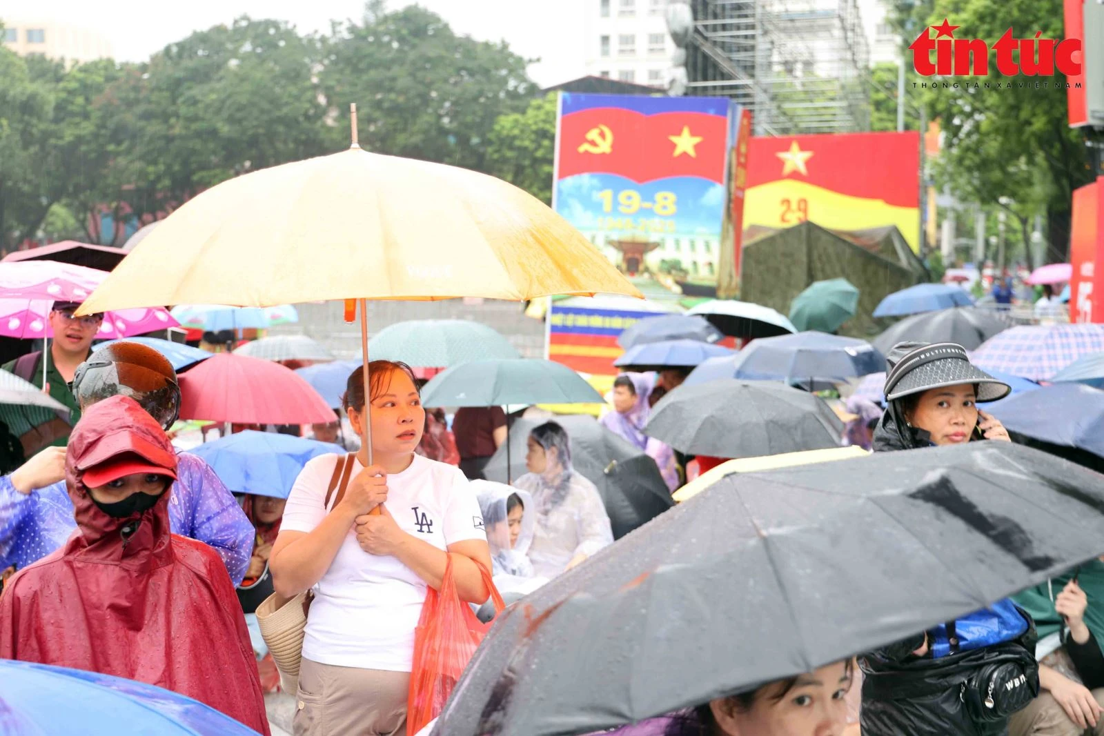 Người dân đội mưa từ sáng sớm, chọn chỗ ngồi đẹp chờ xem diễu binh A80