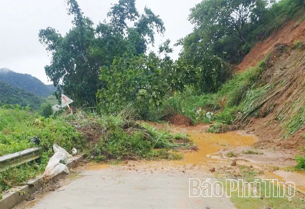 Mưa lũ gây sạt lở 74 điểm trên các tuyến đường giao thông