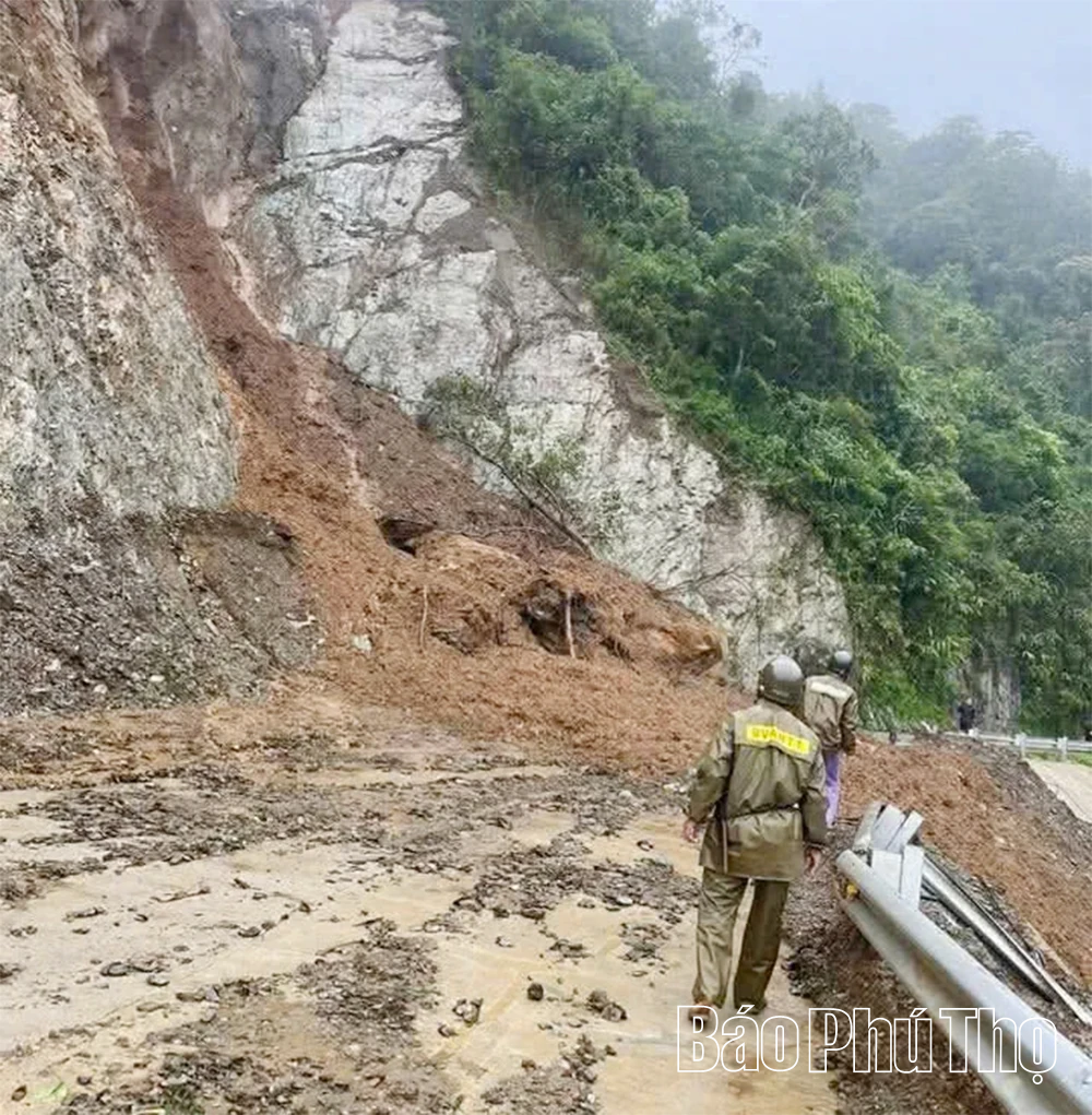 Mưa lũ gây sạt lở 74 điểm trên các tuyến đường giao thông
