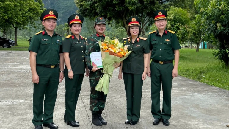 Hai chị em gái ruột quê Phú Thọ sánh vai trong đội hình diễu binh, diễu hành