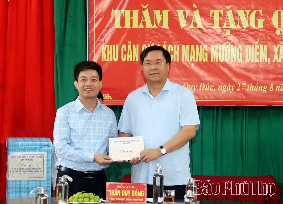 Chủ tịch UBND tỉnh Trần Duy Đông thăm Khu căn cứ cách mạng Mường Diềm, tặng quà cán bộ tiền khởi nghĩa phường Hòa Bình