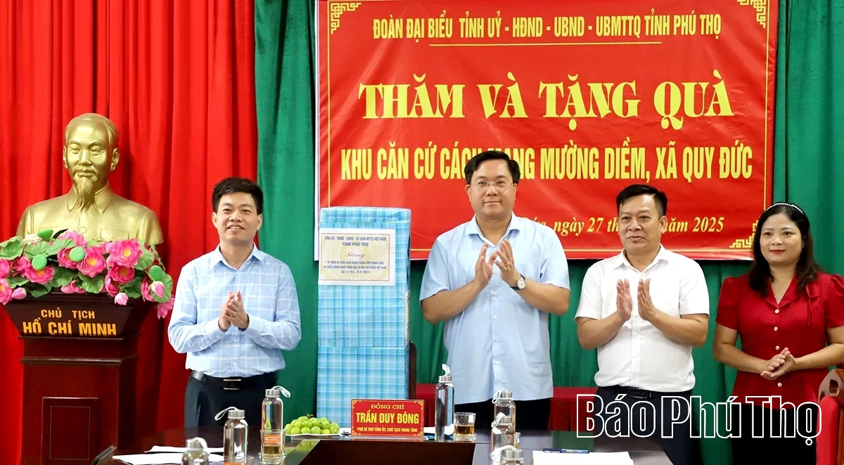 Chủ tịch UBND tỉnh Trần Duy Đông thăm Khu căn cứ cách mạng Mường Diềm, tặng quà cán bộ tiền khởi nghĩa phường Hòa Bình