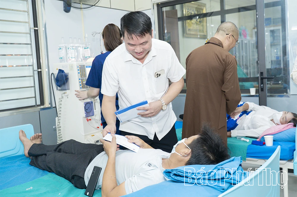 Trao yêu thương cho bệnh nhân nghèo