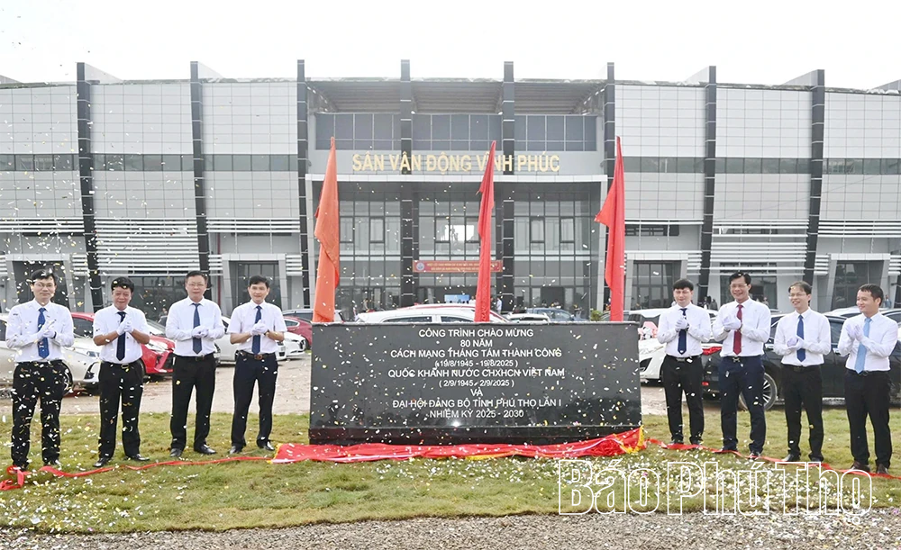 Gắn biển công trình Sân vận động Vĩnh Phúc