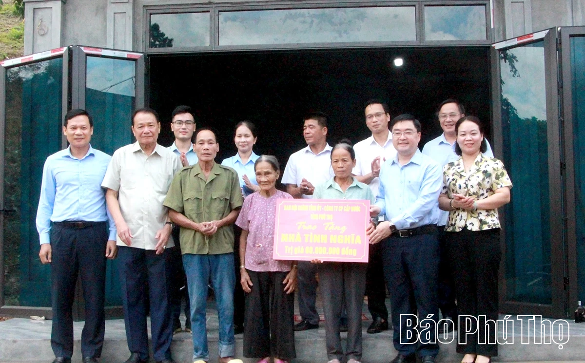 Bàn giao nhà tình nghĩa cho gia đình có công với cách mạng tại xã Tân Sơn