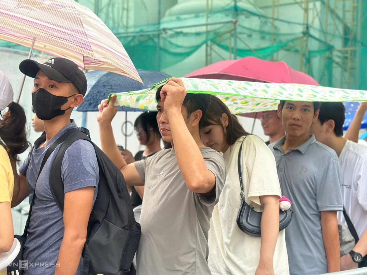 Khán giả xếp hàng nhận vé concert quốc gia