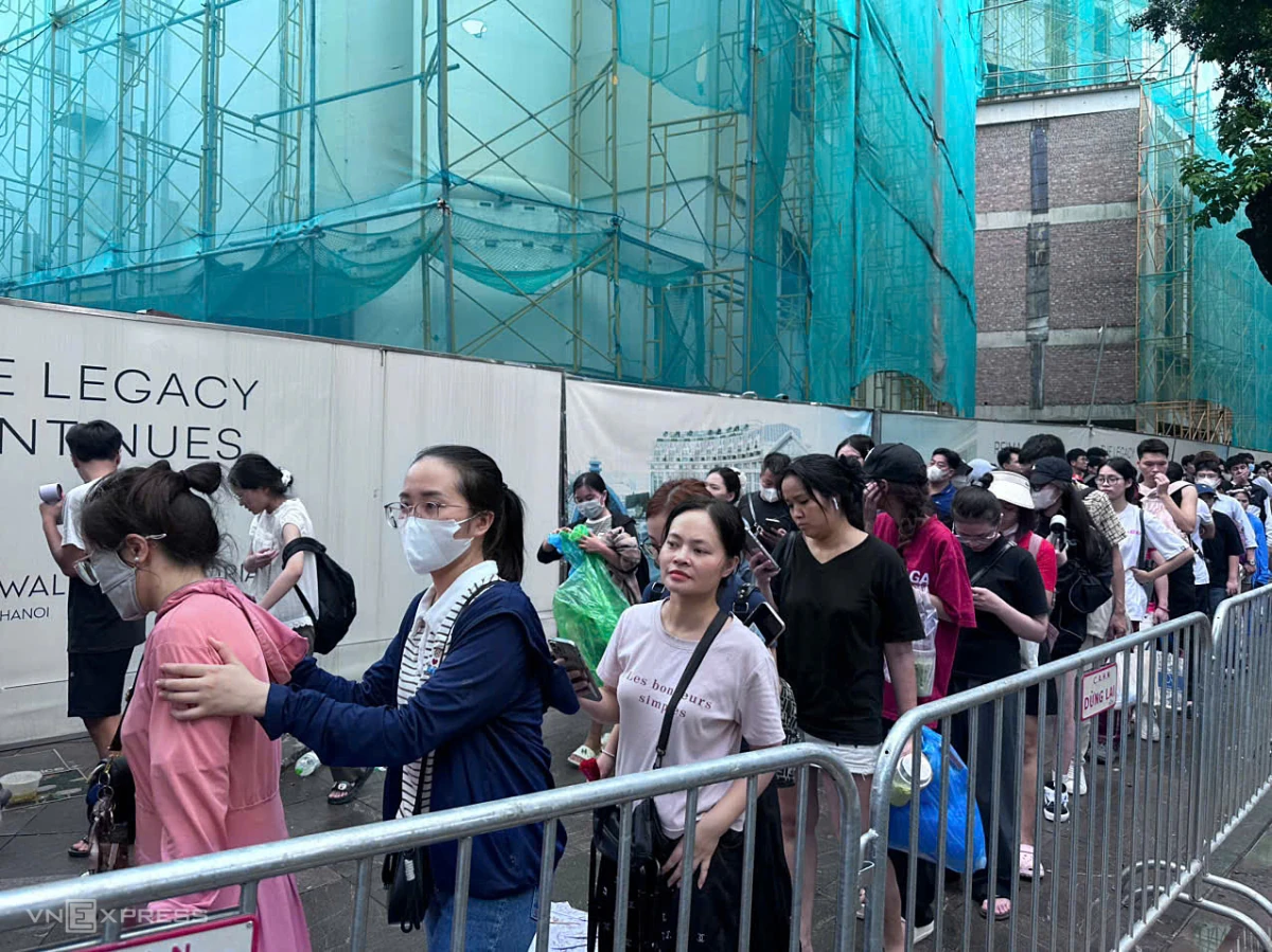 Khán giả xếp hàng nhận vé concert quốc gia