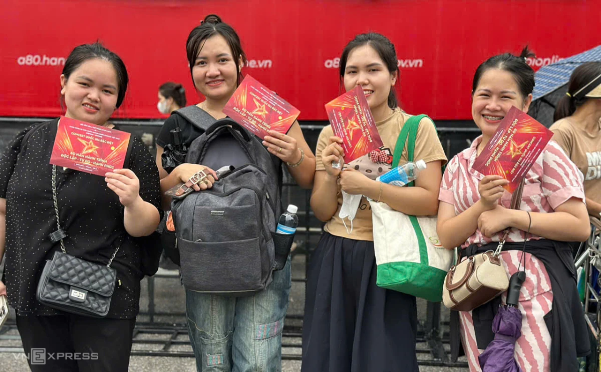 Khán giả xếp hàng nhận vé concert quốc gia