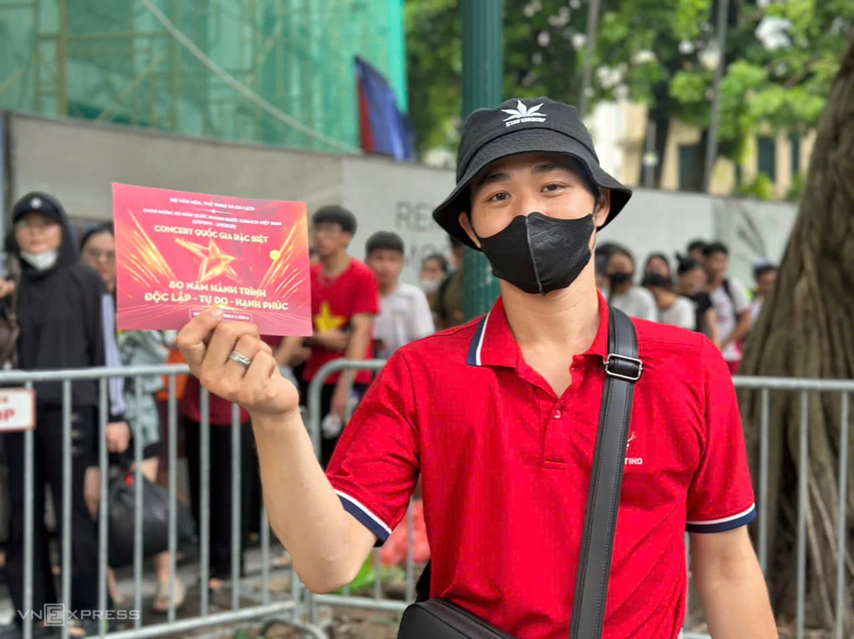 Khán giả xếp hàng nhận vé concert quốc gia