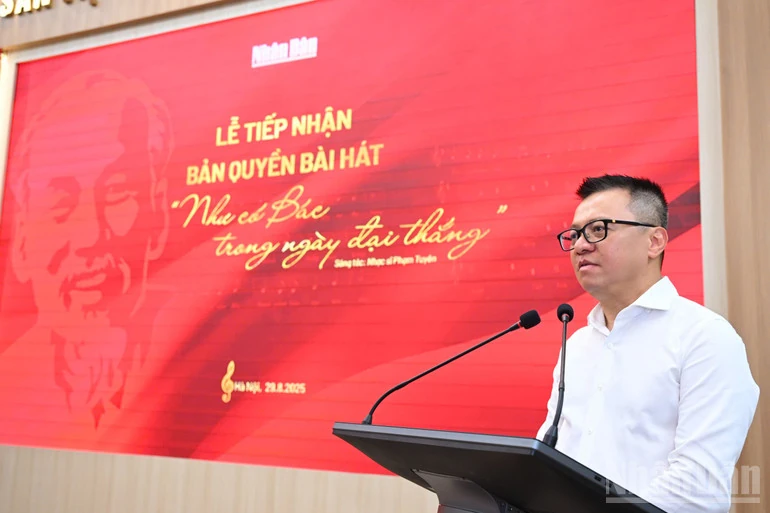 Nhạc sĩ Phạm Tuyên trao tặng ca khúc “Như có Bác trong ngày đại thắng” cho Báo Nhân Dân