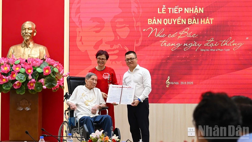 Nhạc sĩ Phạm Tuyên trao tặng ca khúc “Như có Bác trong ngày đại thắng” cho Báo Nhân Dân
