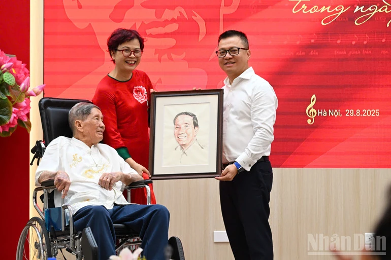 Nhạc sĩ Phạm Tuyên trao tặng ca khúc “Như có Bác trong ngày đại thắng” cho Báo Nhân Dân