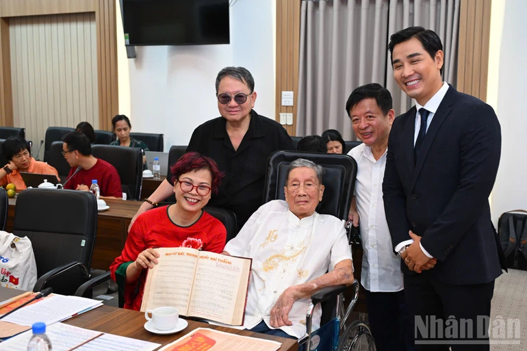 Nhạc sĩ Phạm Tuyên trao tặng ca khúc “Như có Bác trong ngày đại thắng” cho Báo Nhân Dân