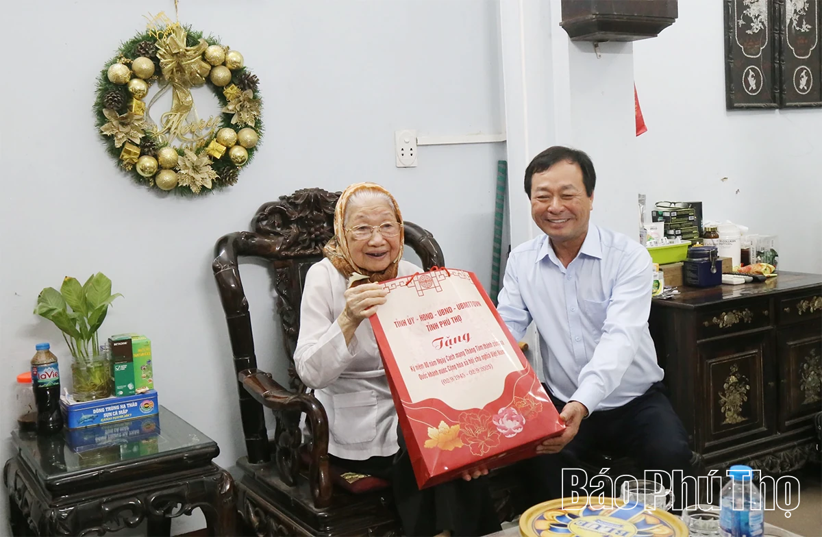 Chủ tịch HĐND tỉnh Bùi Văn Quang thăm di tích lịch sử cách mạng Tu Lý - Hiền Lương và tặng quà cán bộ tiền khởi nghĩa