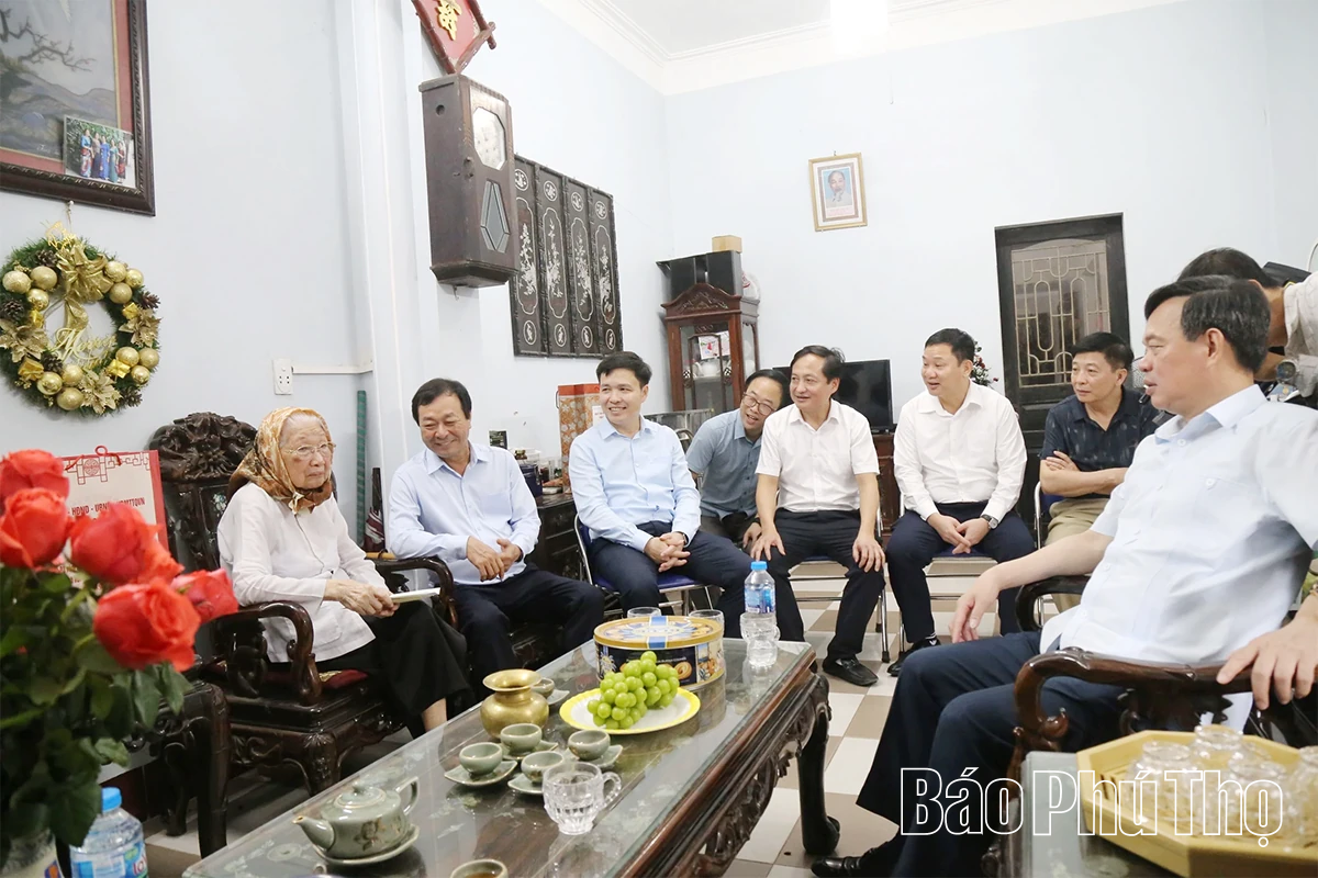 Chủ tịch HĐND tỉnh Bùi Văn Quang thăm di tích lịch sử cách mạng Tu Lý - Hiền Lương và tặng quà cán bộ tiền khởi nghĩa