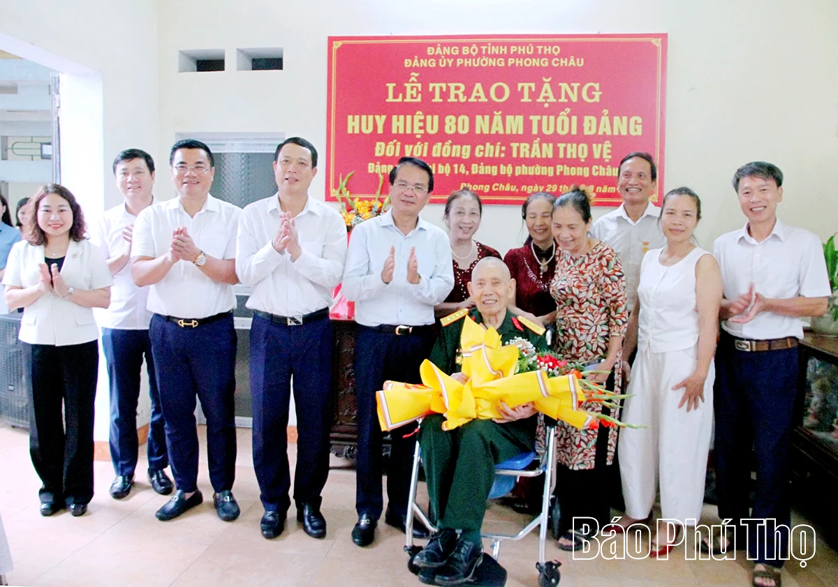 Bí thư Tỉnh ủy Đặng Xuân Phong trao Huy hiệu 80 năm tuổi Đảng cho đảng viên Trần Thọ Vệ