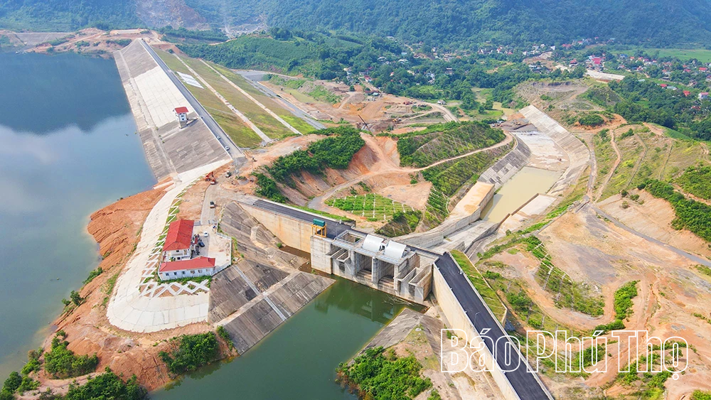 Từ 14 giờ ngày 30/8 xả 2 cửa xả tràn nước hồ Cánh Tạng