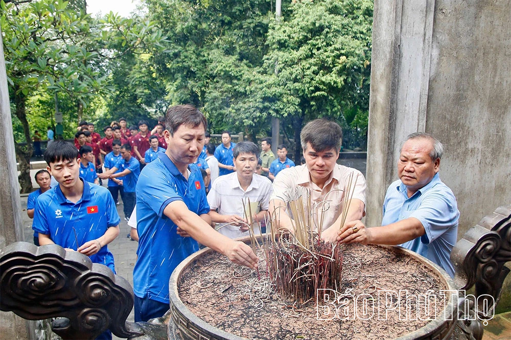 Đội tuyển U23 Việt Nam dâng hương tưởng niệm Vua Hùng
