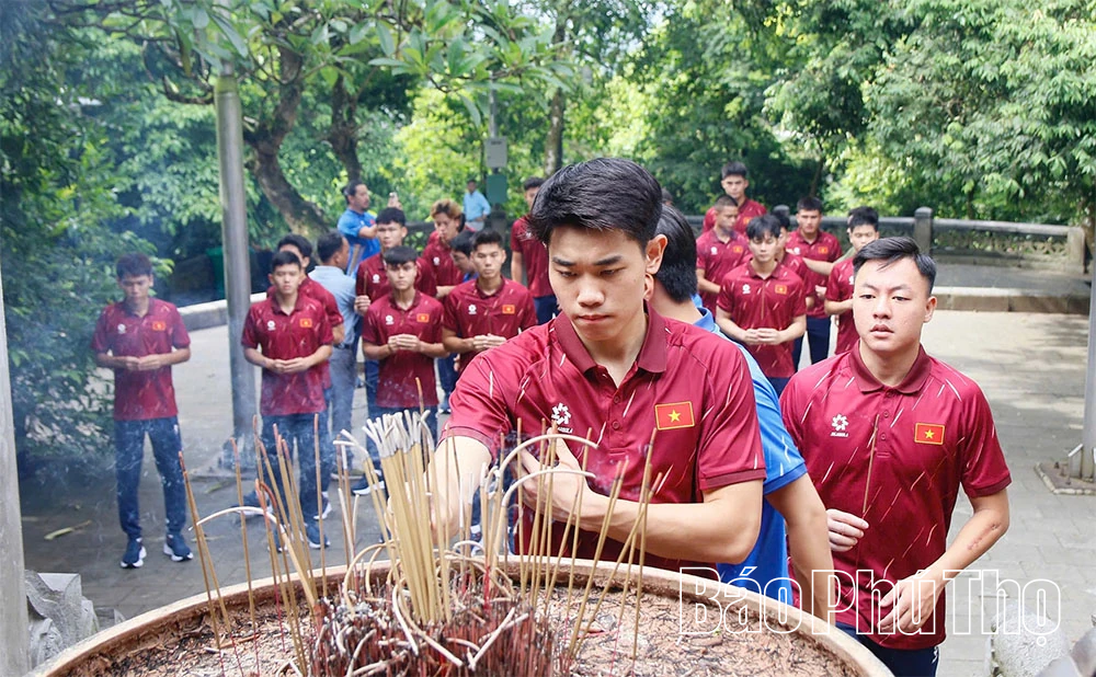 Đội tuyển U23 Việt Nam dâng hương tưởng niệm Vua Hùng