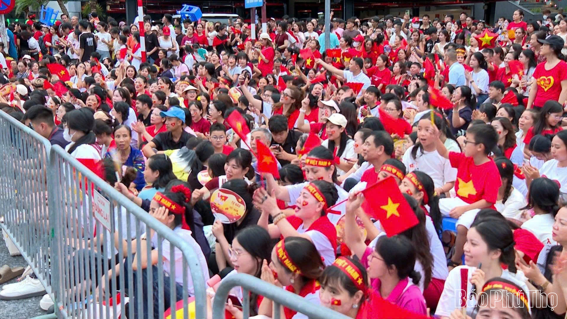 Người dân đổ kín đường chờ buổi sơ duyệt của Lễ diễu binh, diễu hành kỷ niệm 80 năm Quốc khánh 2/9