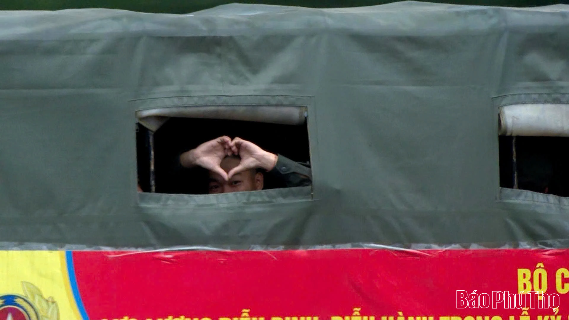 Người dân đổ kín đường chờ buổi sơ duyệt của Lễ diễu binh, diễu hành kỷ niệm 80 năm Quốc khánh 2/9