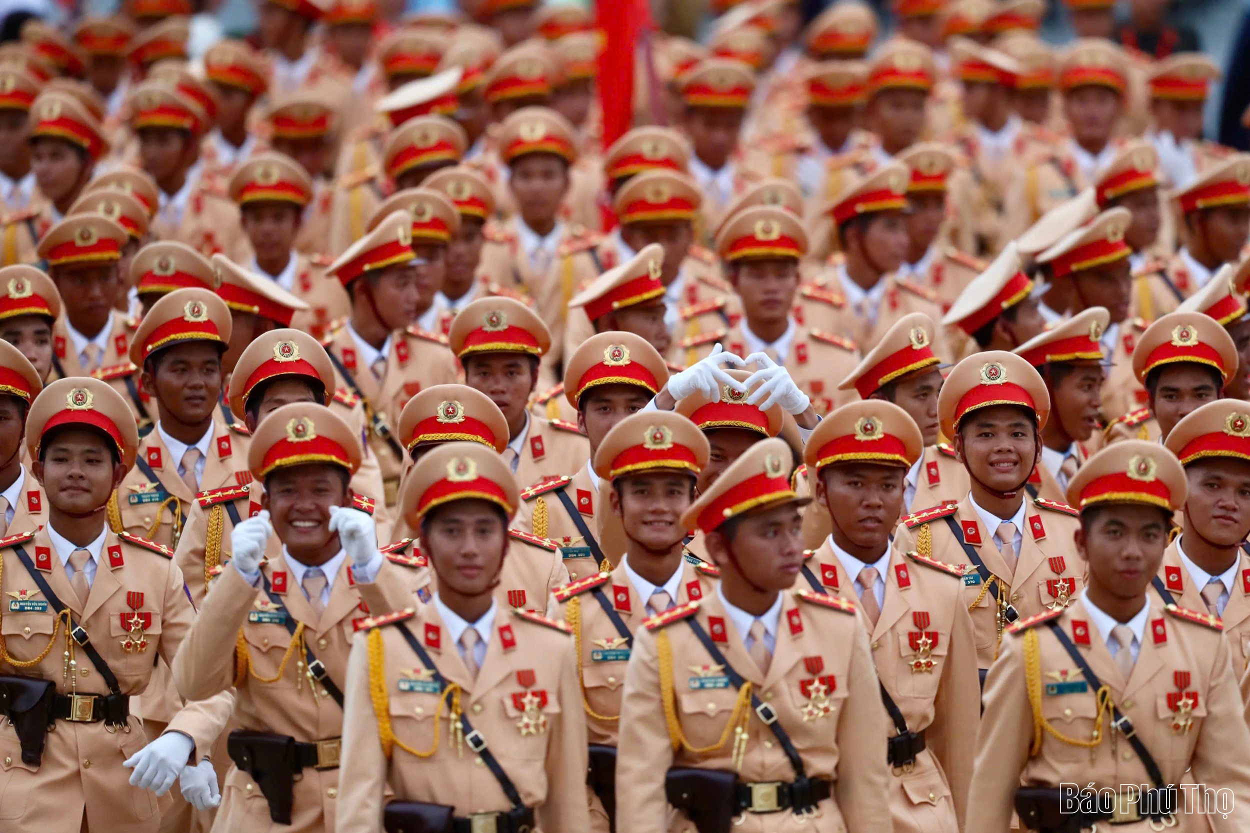 Người dân đổ kín đường chờ buổi sơ duyệt của Lễ diễu binh, diễu hành kỷ niệm 80 năm Quốc khánh 2/9