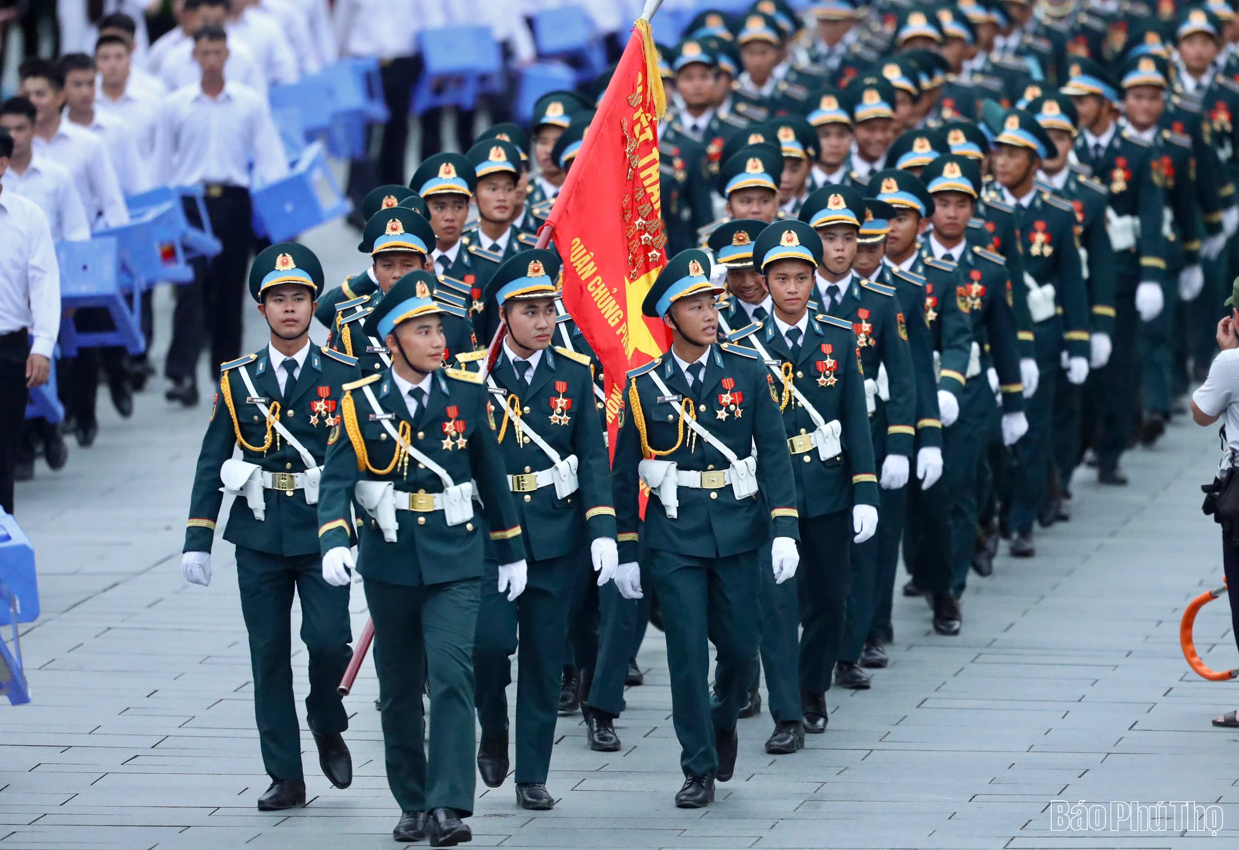 Người dân đổ kín đường chờ buổi sơ duyệt của Lễ diễu binh, diễu hành kỷ niệm 80 năm Quốc khánh 2/9