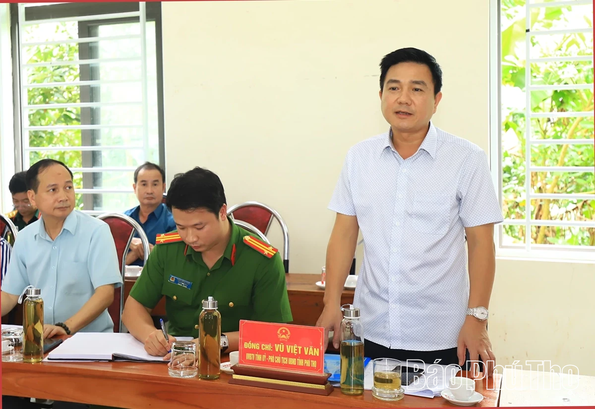 Chủ tịch UBND tỉnh Trần Duy Đông kiểm tra, cho ý kiến về xây mới trụ sở xã Trung Sơn, sau sạt lở do bão số 5