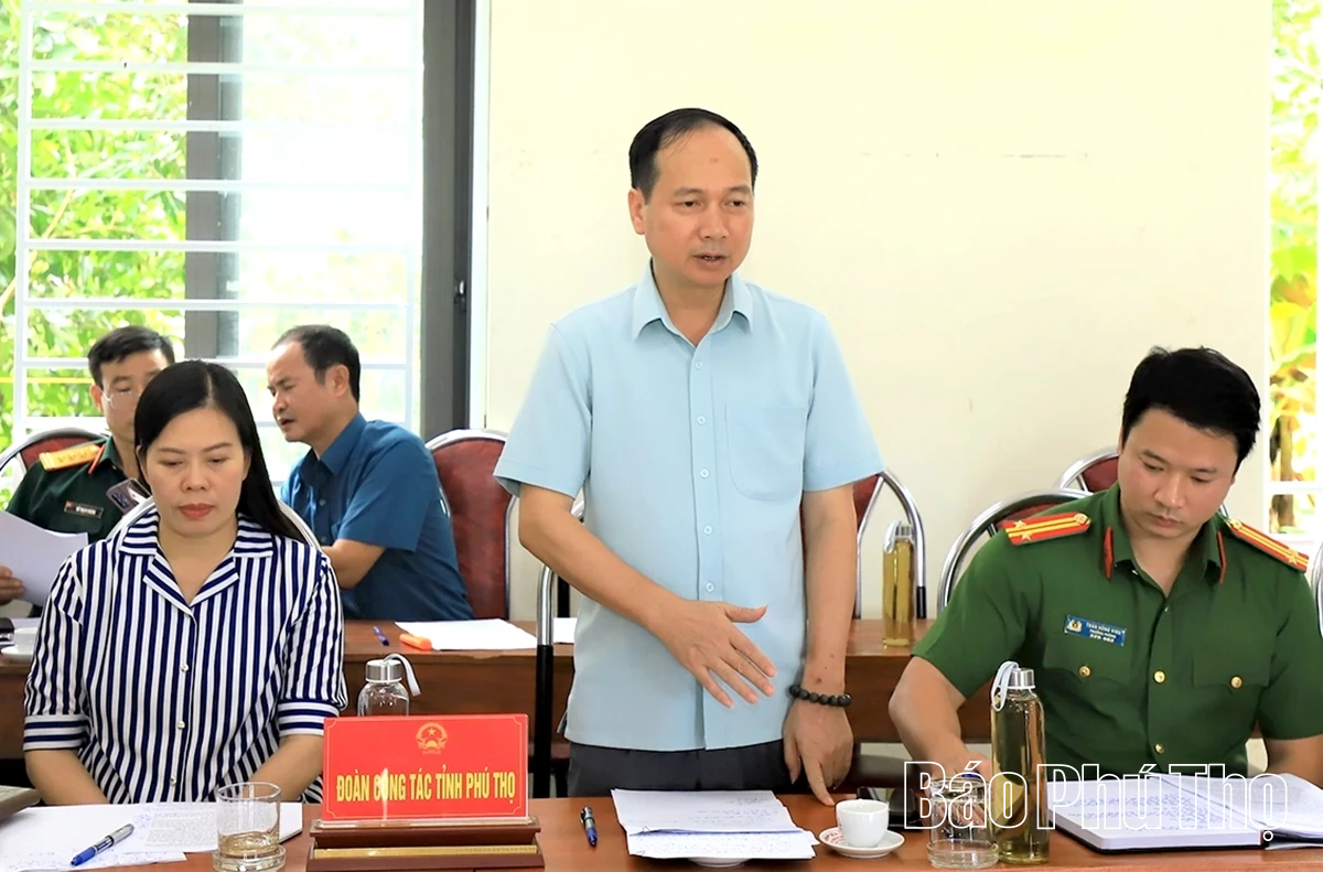 Chủ tịch UBND tỉnh Trần Duy Đông kiểm tra, cho ý kiến về xây mới trụ sở xã Trung Sơn, sau sạt lở do bão số 5