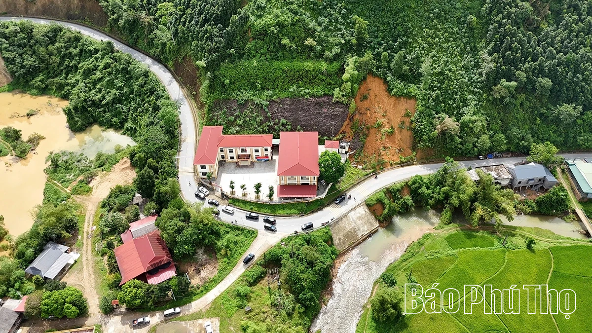 Chủ tịch UBND tỉnh Trần Duy Đông kiểm tra, cho ý kiến về xây mới trụ sở xã Trung Sơn, sau sạt lở do bão số 5