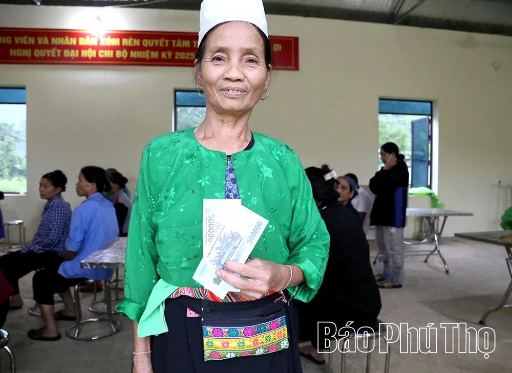 Vui mừng nhận quà Tết Độc lập