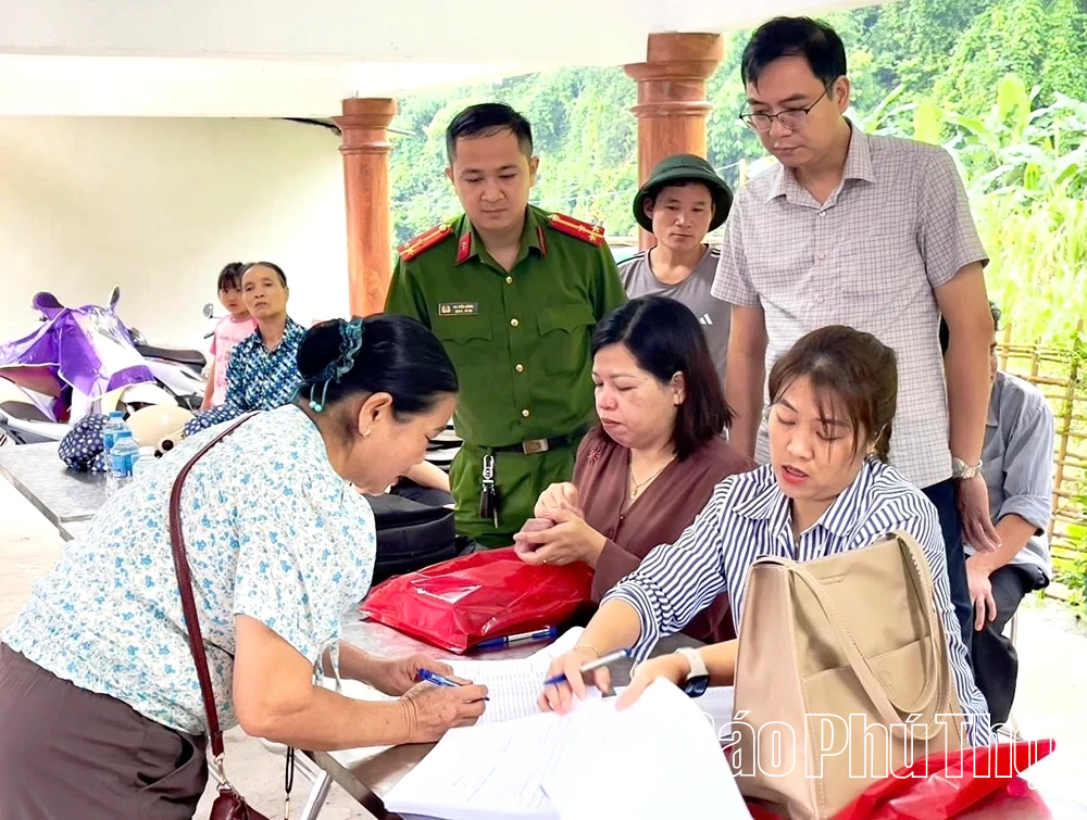 Vui mừng nhận quà Tết Độc lập