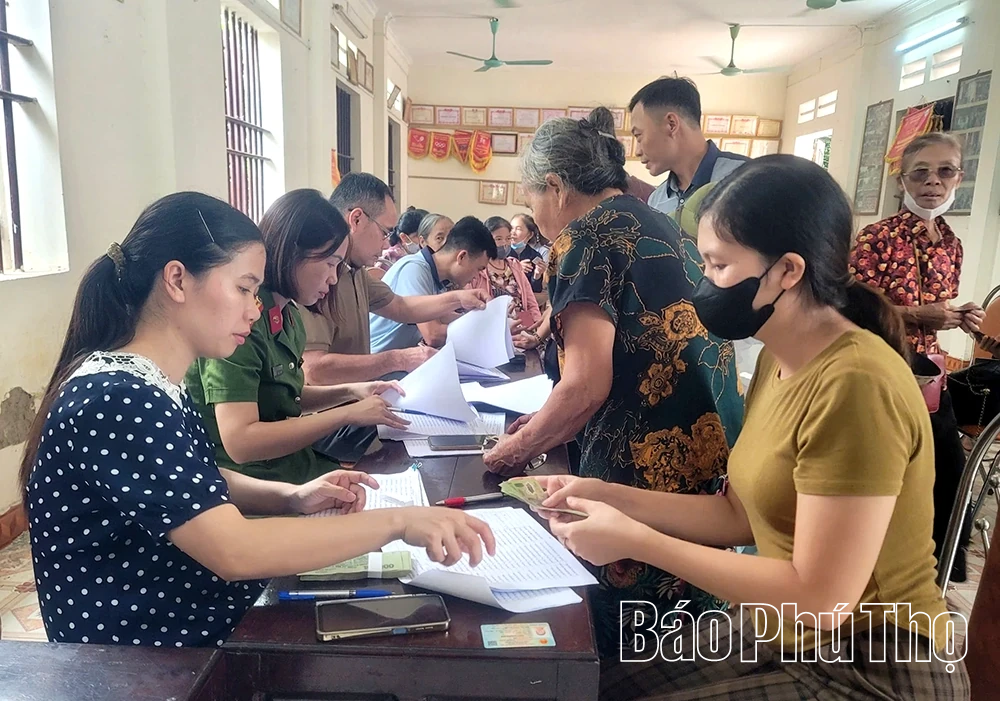 Vui mừng nhận quà Tết Độc lập