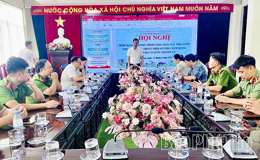 Vui mừng nhận quà Tết Độc lập