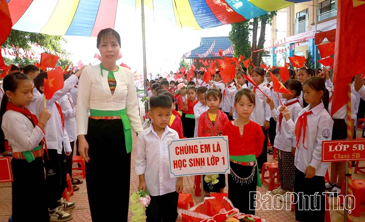 Các đồng chí lãnh đạo tỉnh dự lễ khai giảng năm học 2025 - 2026