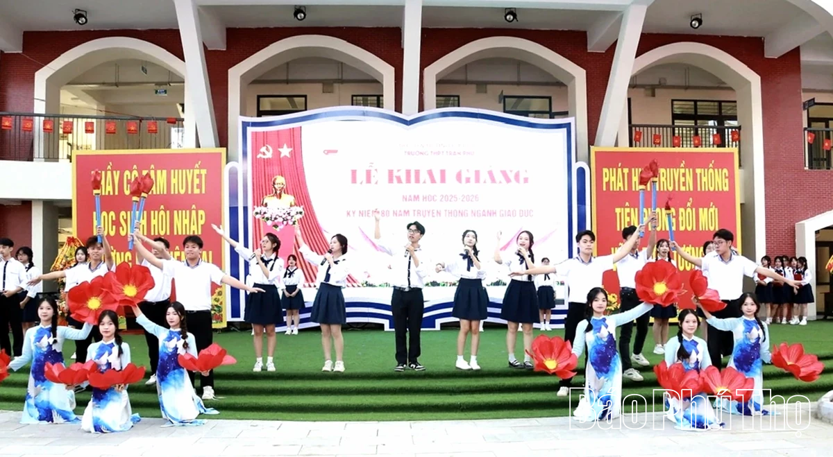 Phó Bí thư Tỉnh ủy Bùi Thị Minh dự khai giảng tại Trường THPT Trần Phú, phường Vĩnh Phúc