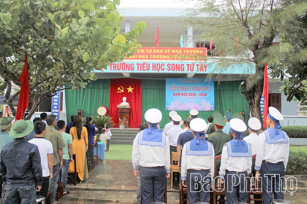 Rộn ràng khai giảng năm học mới trên quần đảo Trường Sa