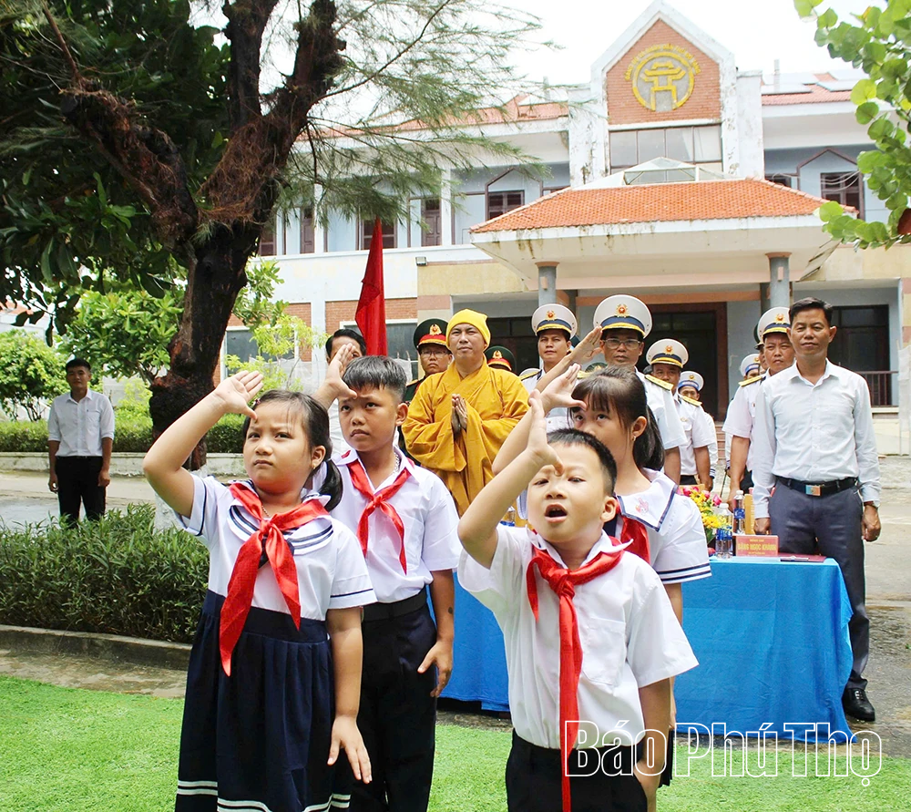 Rộn ràng khai giảng năm học mới trên quần đảo Trường Sa