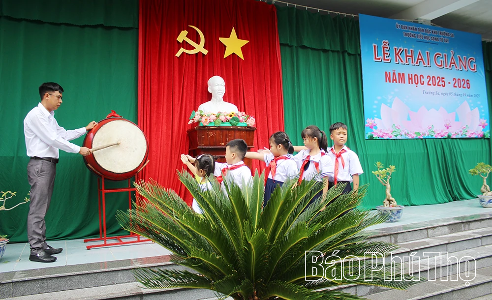 Rộn ràng khai giảng năm học mới trên quần đảo Trường Sa