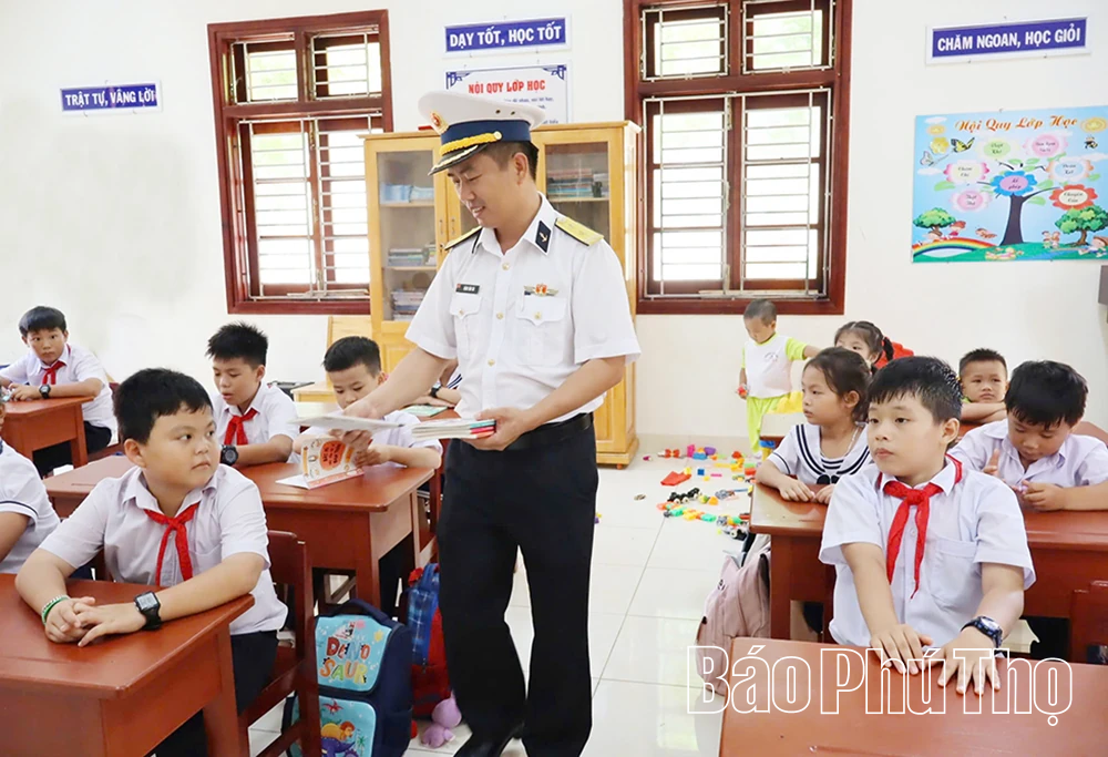 Rộn ràng khai giảng năm học mới trên quần đảo Trường Sa