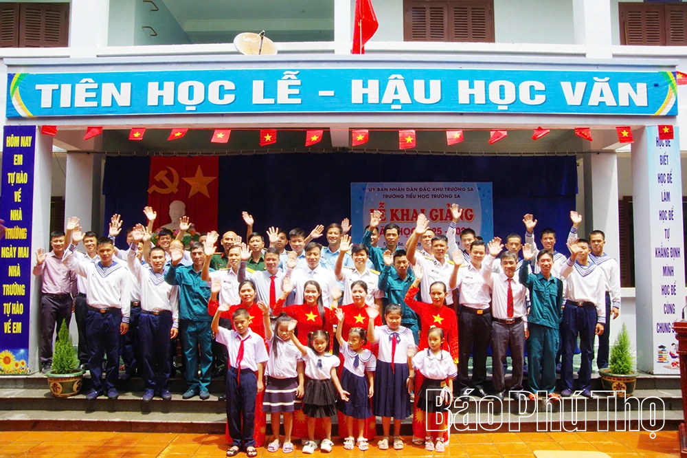 Rộn ràng khai giảng năm học mới trên quần đảo Trường Sa