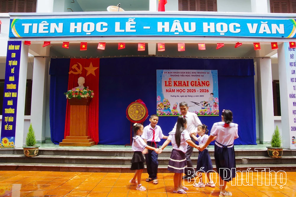 Rộn ràng khai giảng năm học mới trên quần đảo Trường Sa