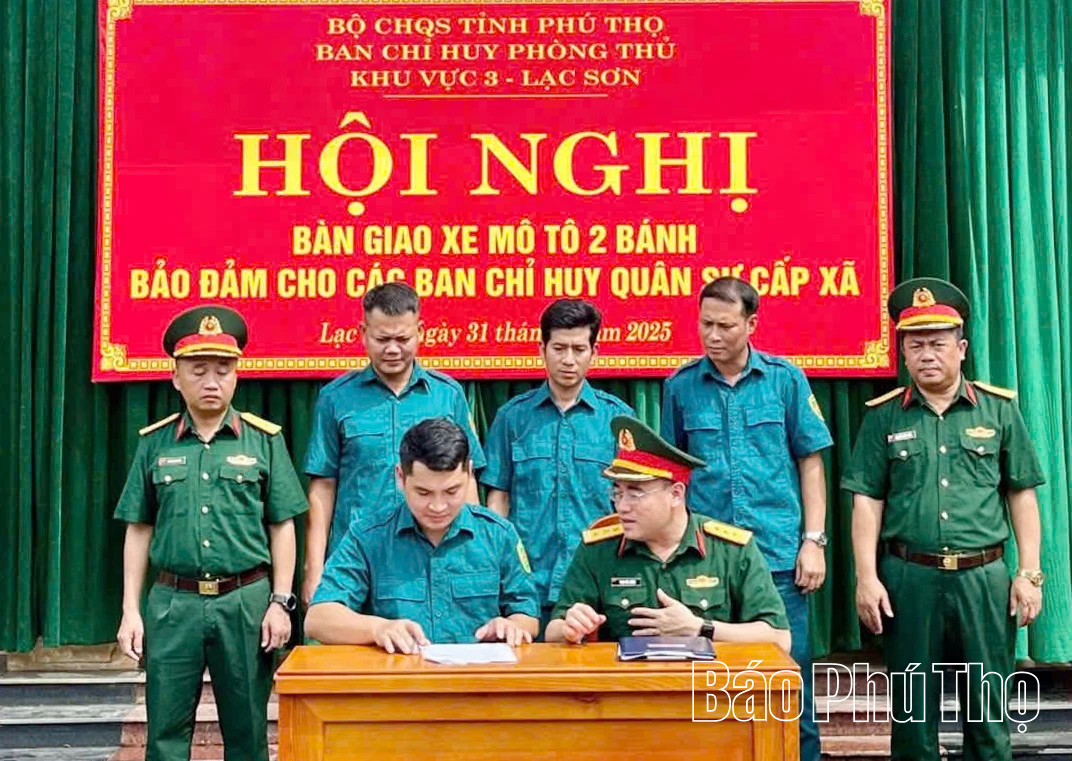 Ban Chỉ huy phòng thủ khu vực 3 - Lạc Sơn bàn giao 64 xe mô tô 2 bánh cho các Ban Chỉ huy quân sự cấp xã
