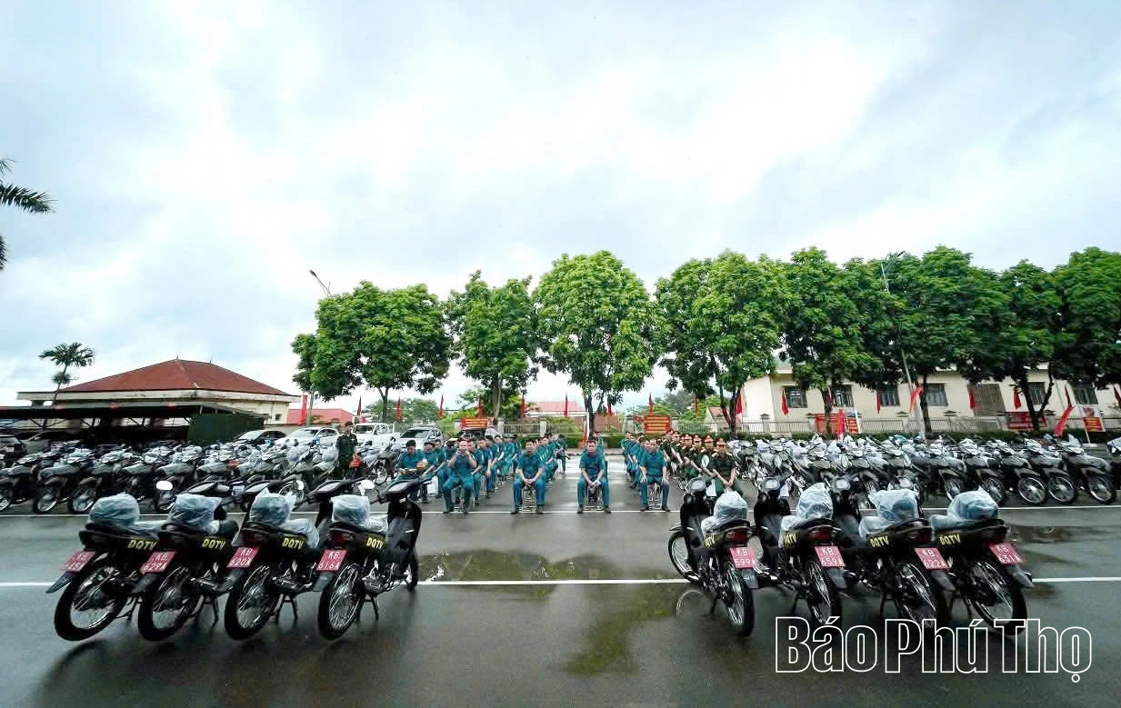 Ban Chỉ huy phòng thủ khu vực 3 - Lạc Sơn bàn giao 64 xe mô tô 2 bánh cho các Ban Chỉ huy quân sự cấp xã