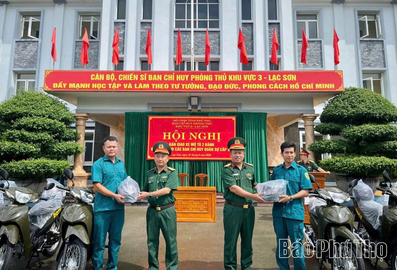 Ban Chỉ huy phòng thủ khu vực 3 - Lạc Sơn bàn giao 64 xe mô tô 2 bánh cho các Ban Chỉ huy quân sự cấp xã