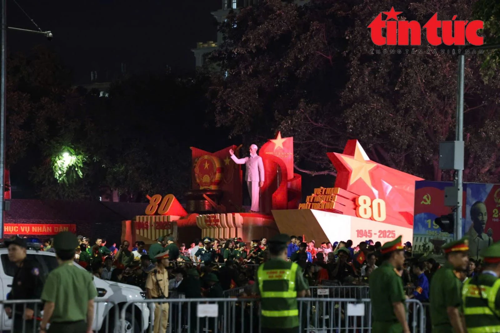 Không khí sôi động trước “giờ G”: Hàng vạn người dân háo hức chờ xem diễu binh, diễu hành 2/9