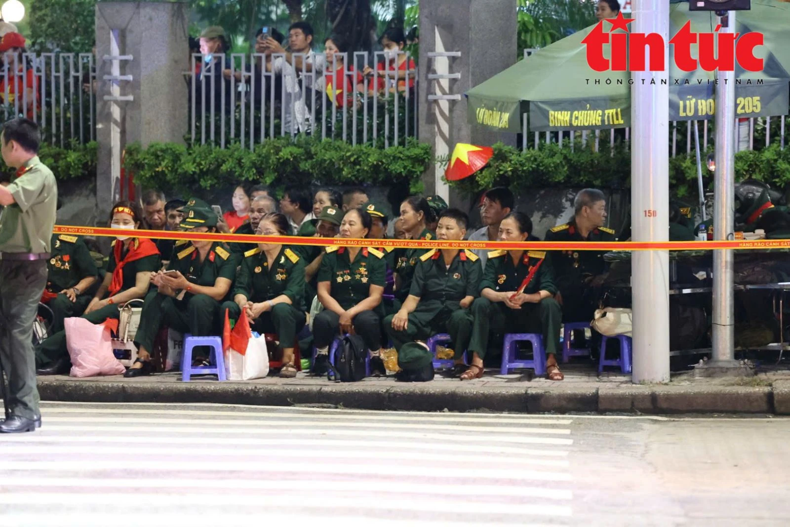 Không khí sôi động trước “giờ G”: Hàng vạn người dân háo hức chờ xem diễu binh, diễu hành 2/9